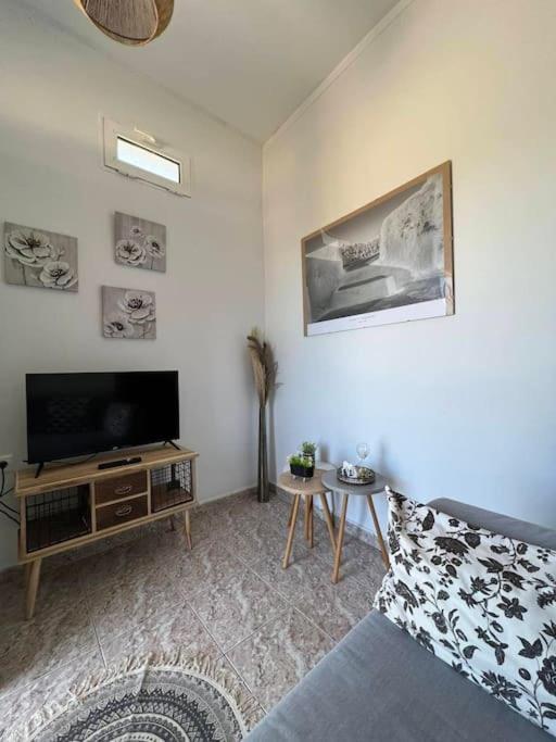 Beach Apartment Edem First Floor Perivolos  Bagian luar foto