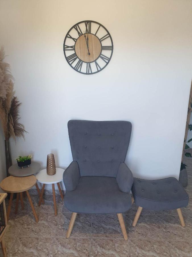 Beach Apartment Edem First Floor Perivolos  Bagian luar foto